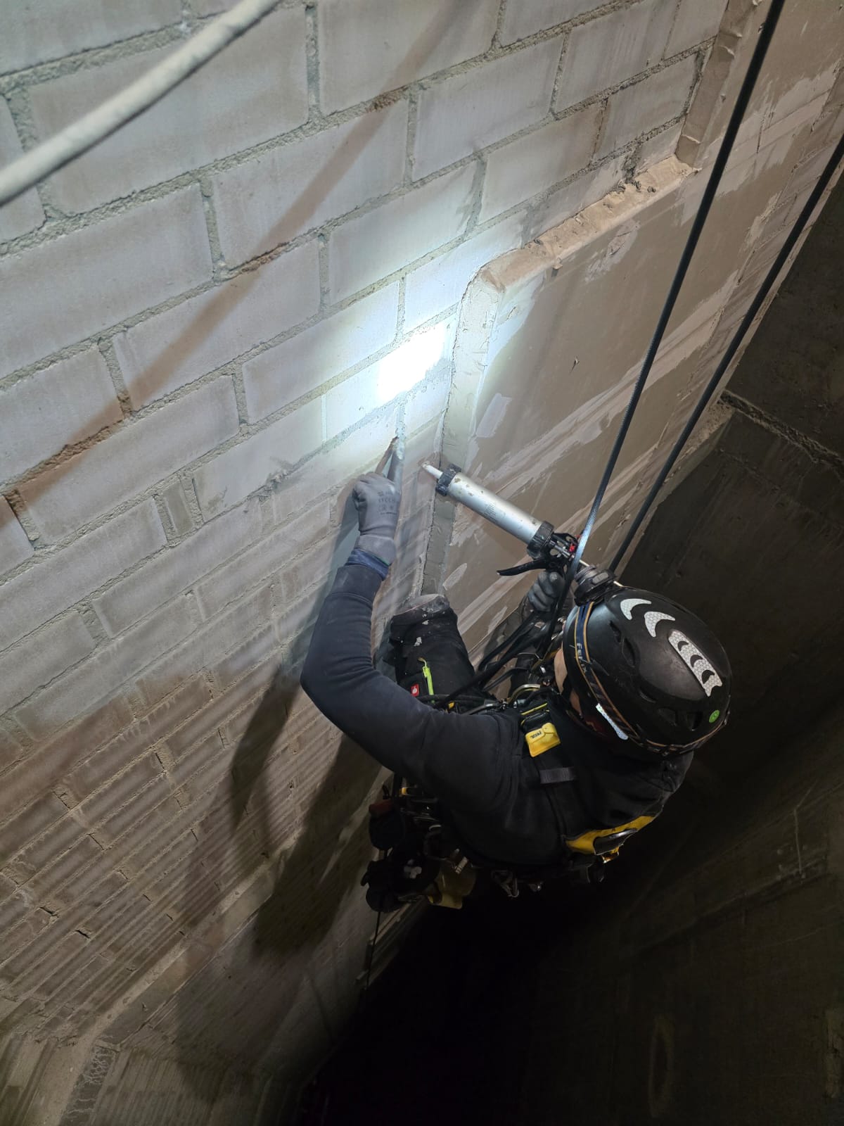 Seilzugtechnik für Höhenreparatur an einem Gebäude in Frankfurt