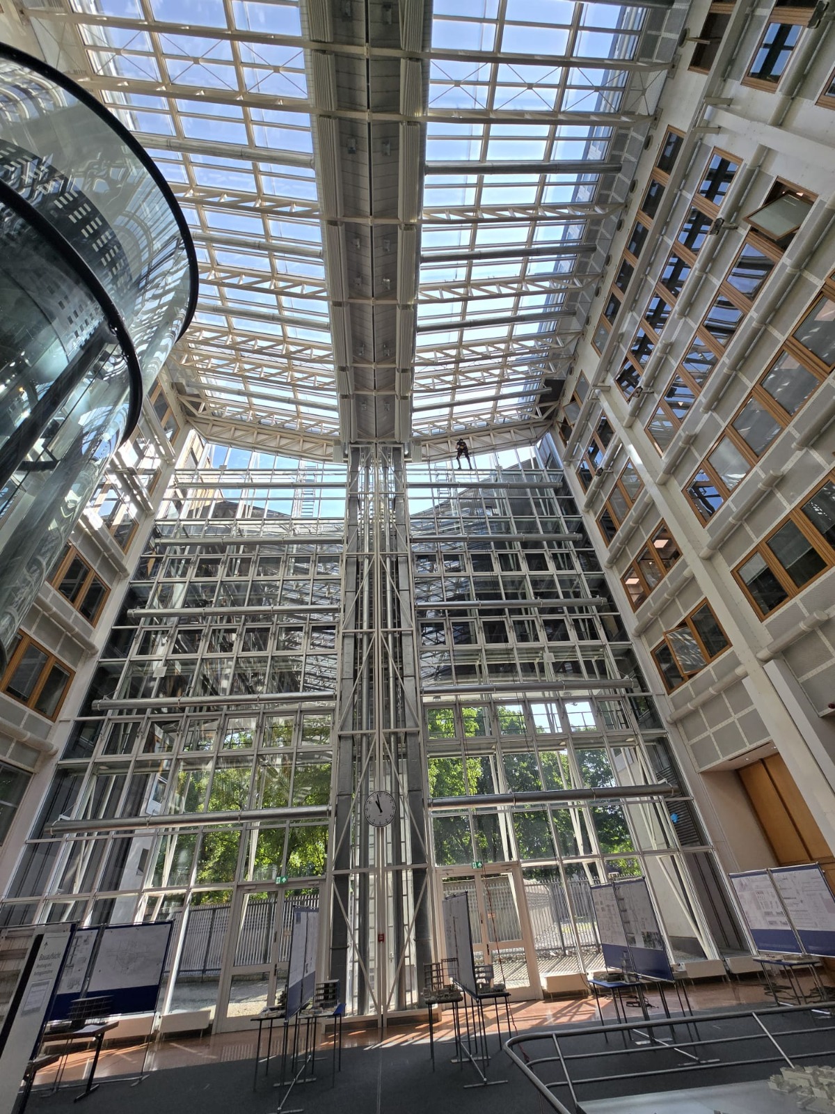 Fassadenreinigung Stadtwerke Frankfurt Sommer 2025 Industriekletterer