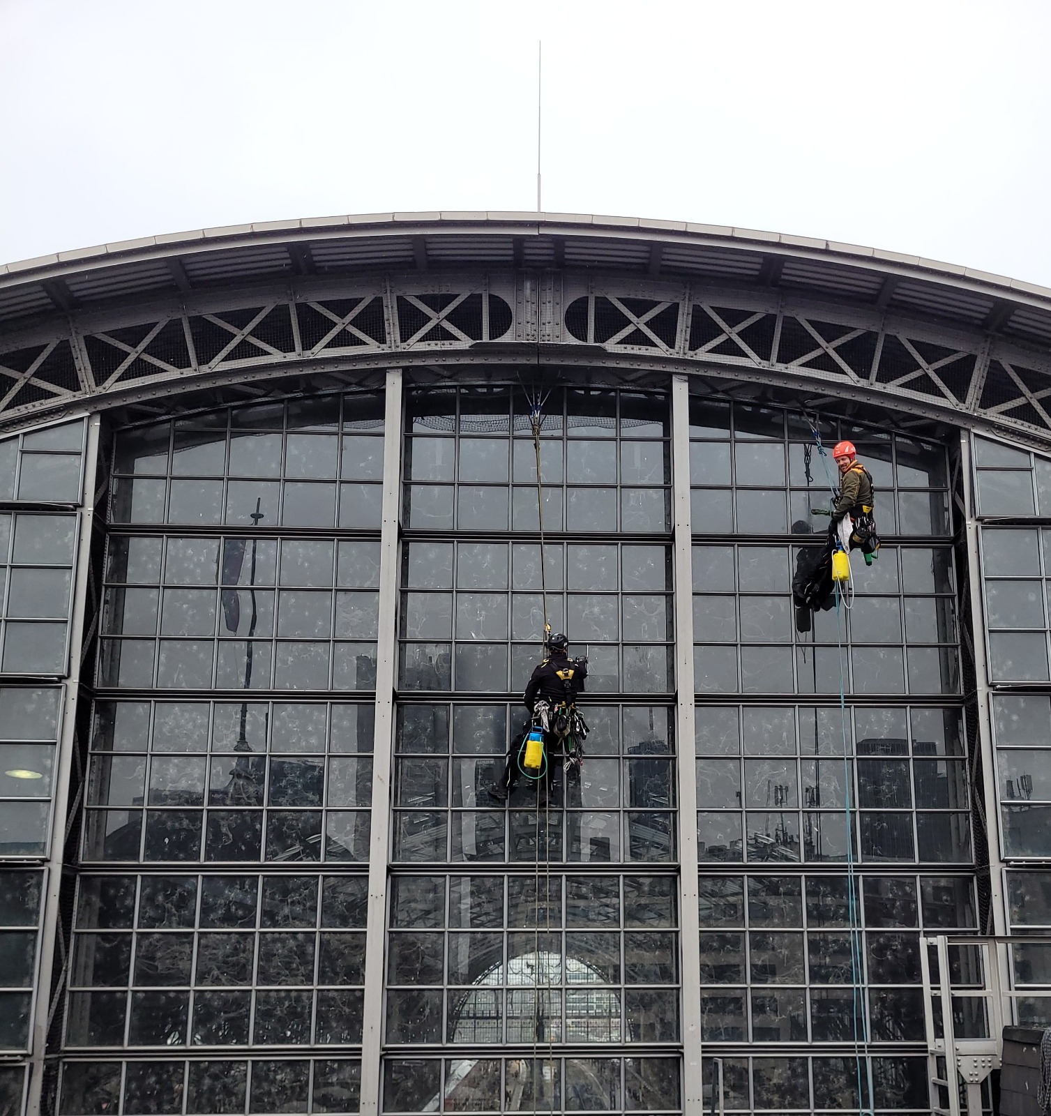 Fensterreinigung Hauptbahnhof Frankfurt April Mai 2026 Industriekletterer