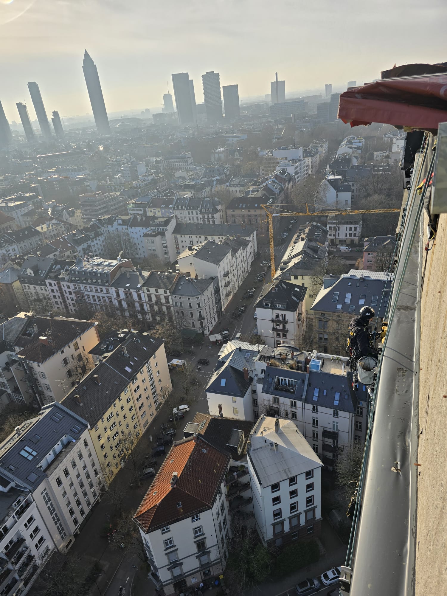 Industriekletterer bei der Arbeit an einer Glasfassade in Frankfurt
