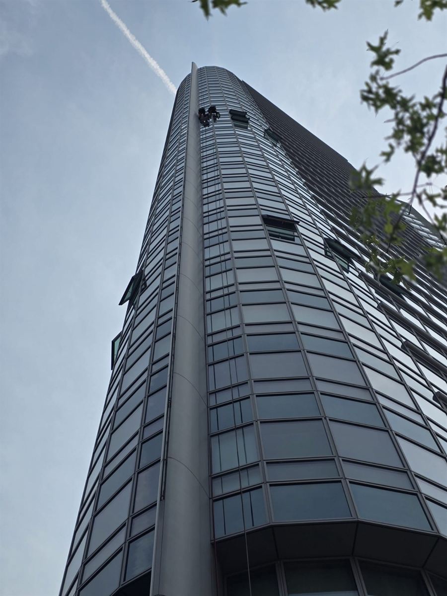 City Tower Offenbach – Industriekletterer der Vertical Experten sichern ein beschädigtes Fenster an der Glasfassade